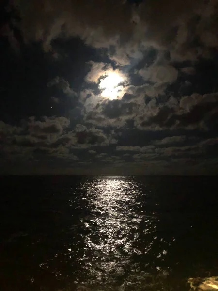 Schöne Mondlandschaft über dem Meer. — Stockfoto