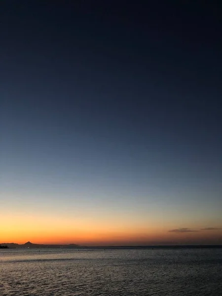 Paysage marin dans la soirée. Coucher de soleil sur la mer avec un beau ciel nuageux flamboyant — Photo