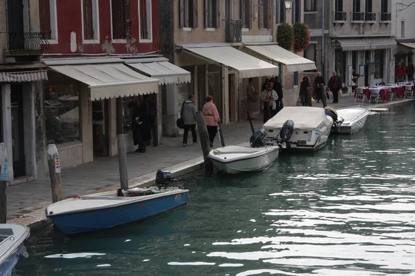 Venedig, burano island canal, små färgade hus och båtar — Stockfoto