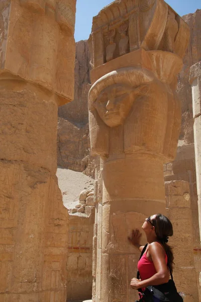 Esculturas históricas sobre os pilares do Templo Funerário Hatshepsut em Luxor. Egipto — Fotografia de Stock