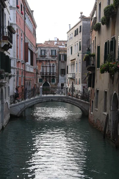 Canales en Venecia, Hermosa ciudad, Hermosos canales, maravilloso destino de viaje — Foto de Stock
