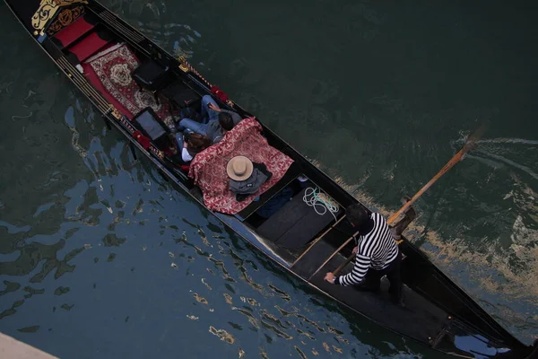 Venedig, Italien Folk njuter av en åktur i en gondol i Venedig. — Stockfoto