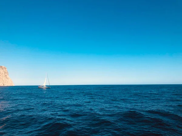 Flagge des See- und Segelschiffs. Hintergrund von Meer und Himmel bei Sonnenuntergang. Kopierraum. — Stockfoto