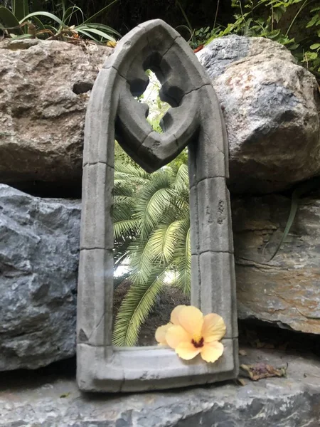 Un miroir de cristal avec des reflets de fer rouillé blanc et des arbres dans le parc — Photo