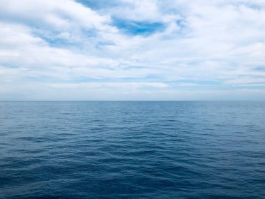 Koyu mavi bulutlar ve deniz ya da okyanus su yüzeyinde fırtınadan önce köpük dalgaları, dramatik deniz manzarası