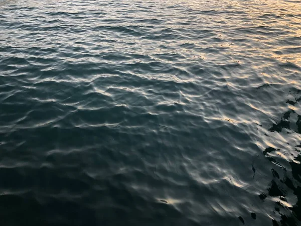 Textura křišťálové vody z moře, která vytváří krystaly světla — Stock fotografie