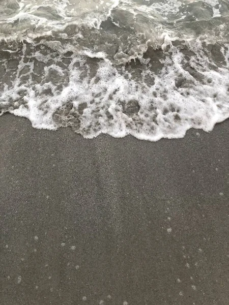 Deniz kıyısında dalgalar. Sığ alan derinliğine sahip seçici odak. — Stok fotoğraf