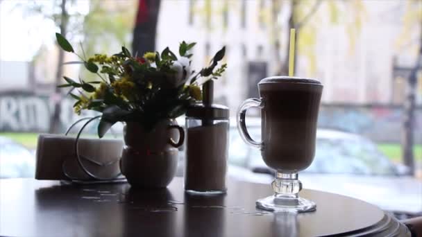 拿铁咖啡和手 — 图库视频影像