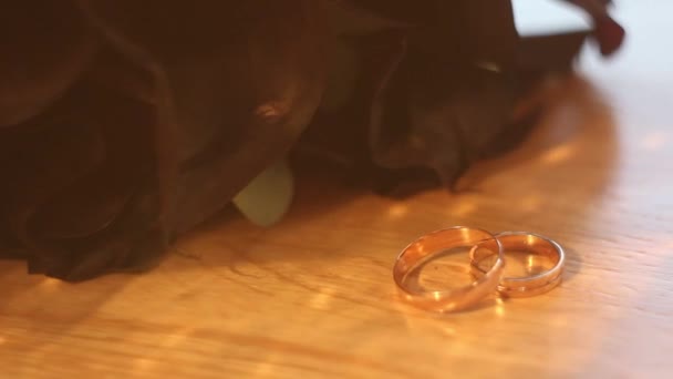 Anillos de boda en ramo — Vídeo de stock