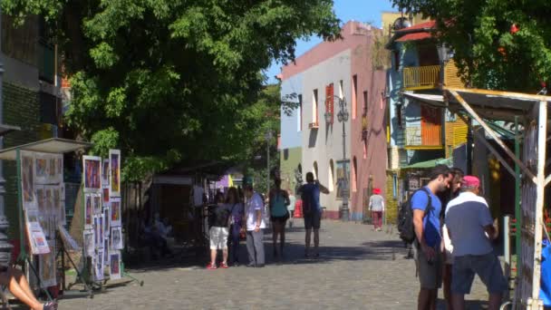 Hoek van de bar van Caminito street in de wijk La Boca in Buenos Aires stad — Stockvideo