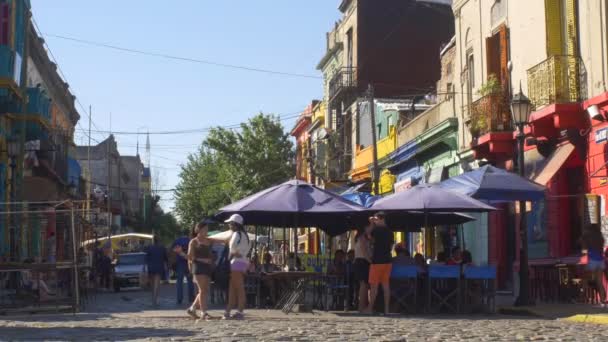 Hoek van de bar van Caminito street in de wijk La Boca in Buenos Aires stad — Stockvideo