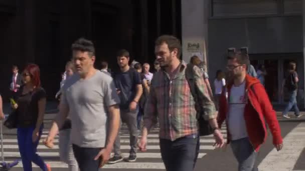 People crossing the street in Buenos Aires series 1 — Stock Video