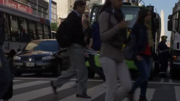 Menschen überqueren die Straße in der Innenstadt buenos aires Serie 3 — Stockvideo