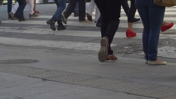 Pieds traversant la rue au ralenti série 3 au centre-ville de Buenos Aires, Argentine, vers mars 2016 — Video