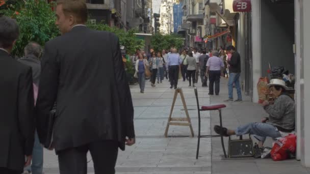 Les gens marchent à travers Florida Street au centre de Buenos Aires — Video