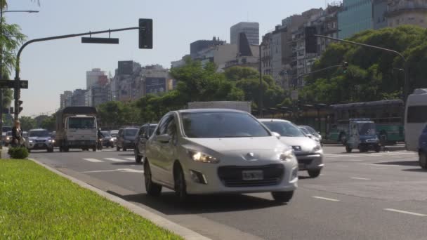 Movimiento de tráfico en el centro de Buenos Aires — Vídeo de stock