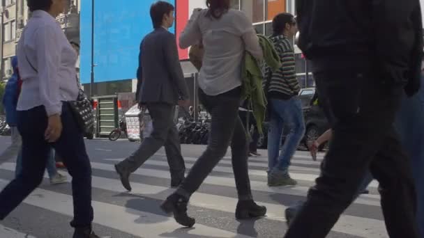 Gente cruzando la calle en el centro de Buenos Aires en cámara lenta serie 5 — Vídeos de Stock