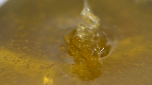 Miel goutte à goutte sur miel 