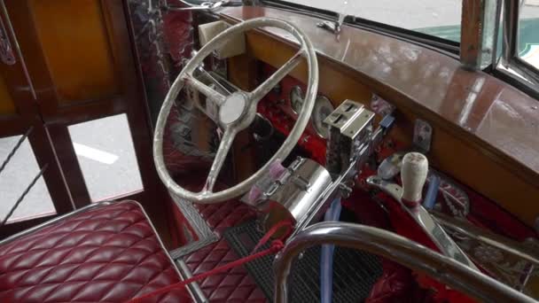 Interior design drivers seat of a Key model of the 1940s Autobús urbano argentino Transporte público — Vídeos de Stock