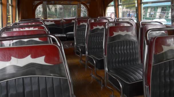 Assentos de design de interiores de um modelo chave da década de 1940 Ônibus Urbano Argentino transporte público — Vídeo de Stock