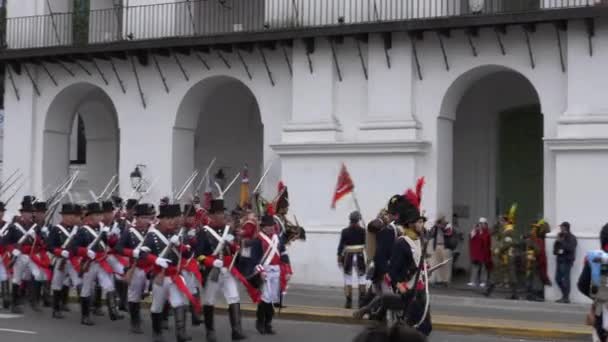 Argentinian Colonial Army marching in the reenactment and commemoration of the 200 years of Argentina independence day. — Stock Video