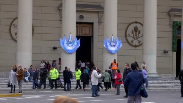 Ingang van de kathedraal van Buenos Aires in kan vierkant tijdens de dag van de onafhankelijkheid van het Bicentennial Viering — Stockvideo