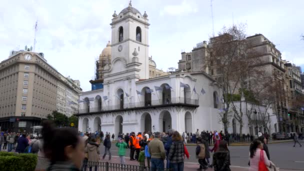 Lado do edifício histórico do conselho colonial na praça de maio, celebrações do dia da independência do bicentenário — Vídeo de Stock