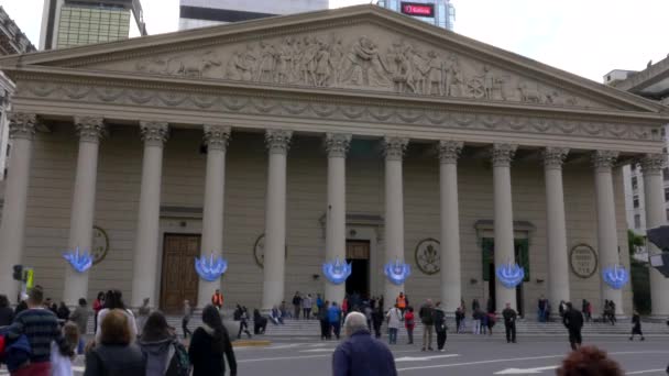 Přední části Buenos Aires katedrály v může náměstí během oslav dvoustého výročí dne nezávislosti — Stock video