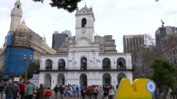 XFrente al histórico edificio del consejo colonial en la plaza de mayo, celebraciones del día de la independencia del bicentenario — Vídeo de stock