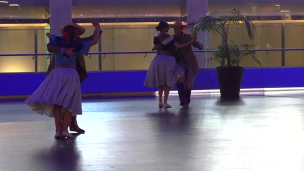 Professionelle Tänzer, die traditionellen argentinischen Tanz aufführen, Chamame — Stockvideo