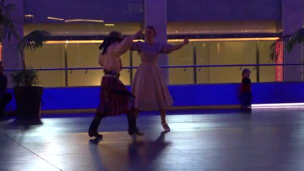 Professionelle Tänzer argentinischen traditionellen Tanz, chacarera — Stockvideo