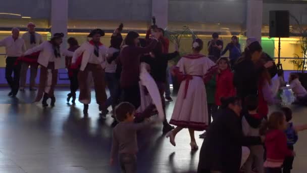 Gente bailando danza tradicional argentina, zamba — Vídeos de Stock