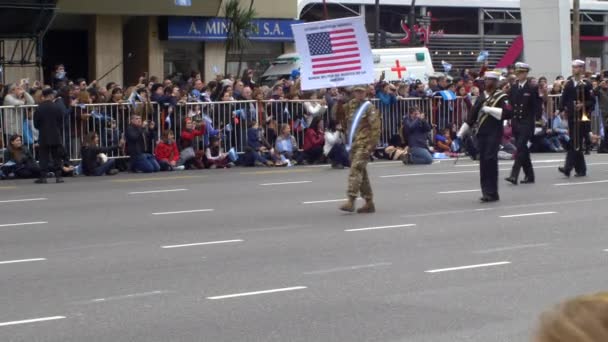 USA marching band ingang in Argentinië Bicentennial Onafhankelijkheidsdag vieringen — Stockvideo