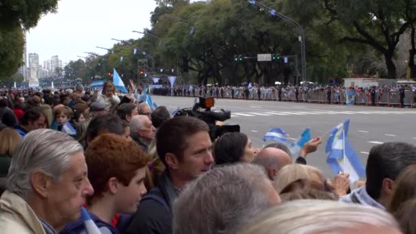 Argentinians expecting the marching bands in Bicentennial independence day celebrations — Stock Video