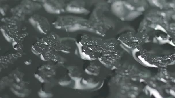 Water, gespoten op glas — Stockvideo