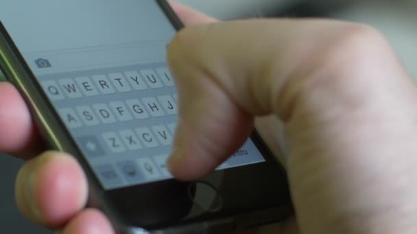 Mano maschile digitando un testo su Iphone 6 — Video Stock