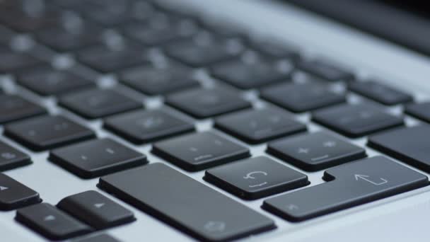 Att skriva på modern laptop tangentbord då slå till gå in — Stockvideo