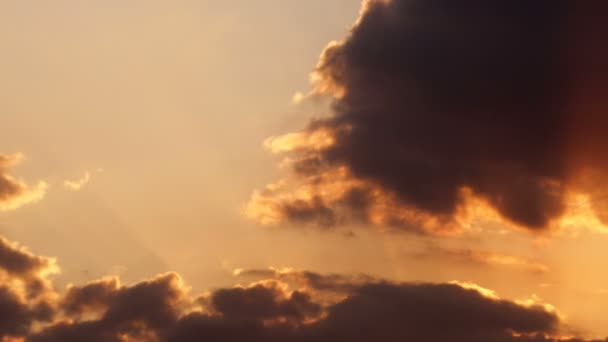 Nubes de la tarde timelapse desaparición — Vídeo de stock