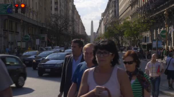 Ludzie skrzyżowania ulicy po przekątnej do Buenos Aires Obelisk 11/3/2015 — Wideo stockowe
