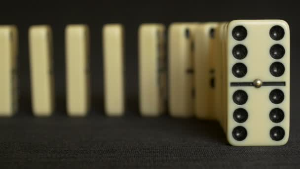 Effetto domino colpo frontale da vicino — Video Stock