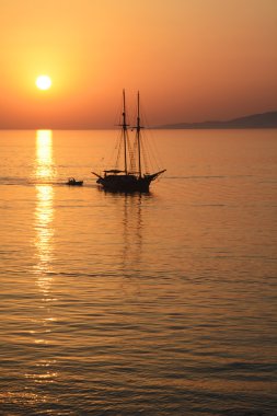 Gün batımı tekne ile Ege Denizi üzerinde
