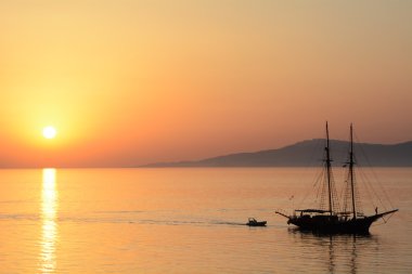 Gün batımı tekne ile Ege Denizi üzerinde