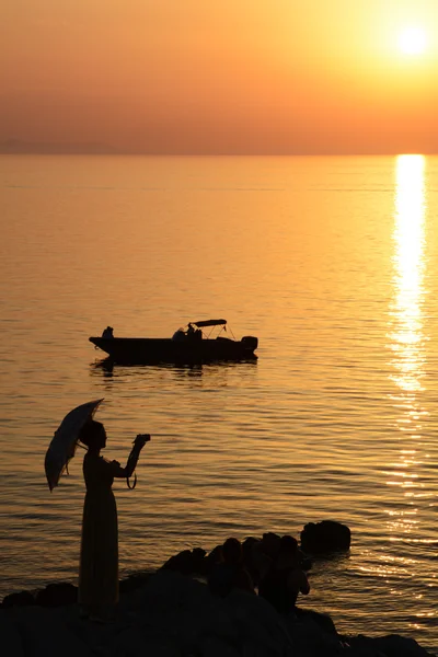Pôr do sol sobre o mar Egeu com barco — Fotografia de Stock