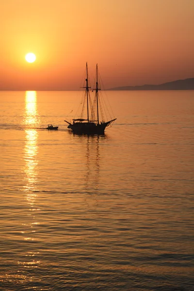 Gün batımı tekne ile Ege Denizi üzerinde