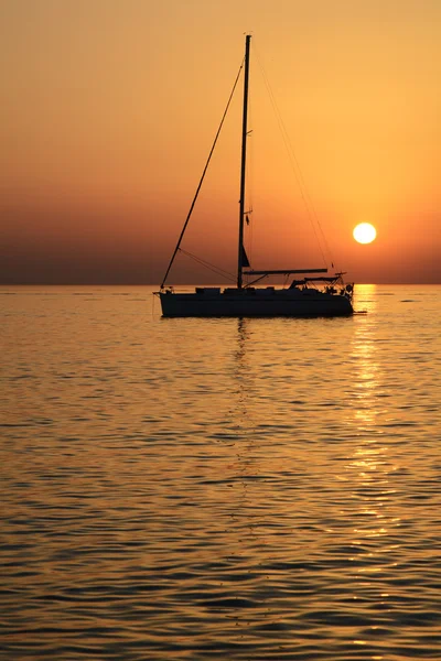 Pôr do sol sobre o mar Egeu com barco — Fotografia de Stock