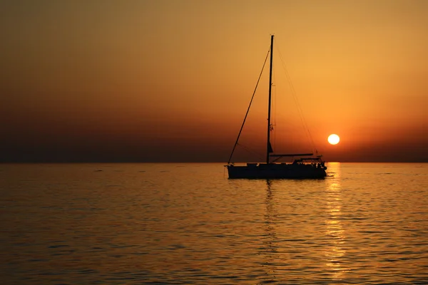 Solnedgång över Egeiska havet med båt — Stockfoto
