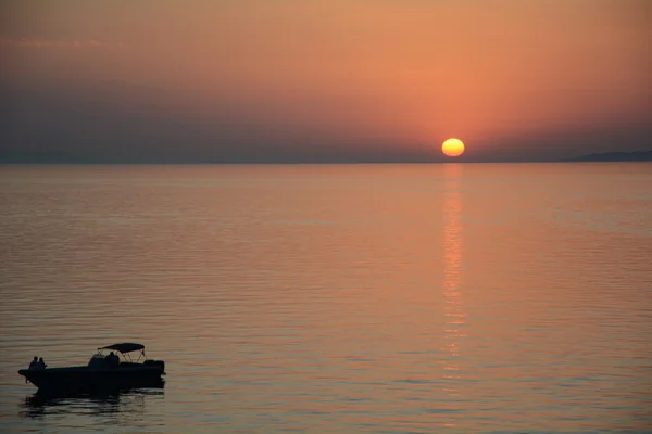Закат над Эгейским морем на лодке — стоковое фото