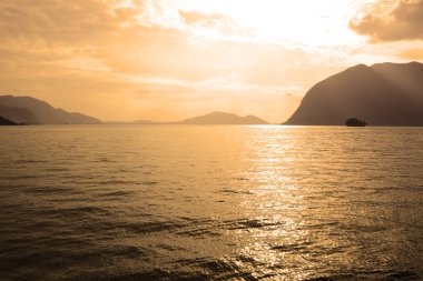 Lake Iseo - İtalya görünümünü