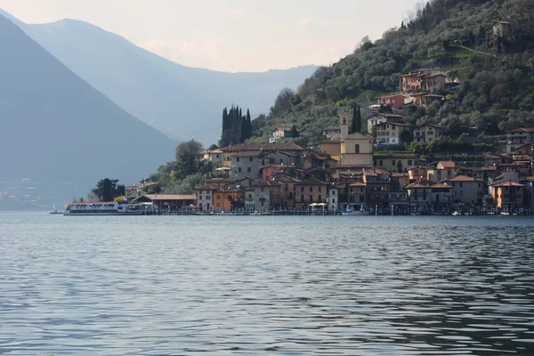 Видом на Озеро Ізео - Італія — стокове фото