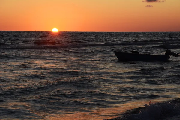 Vacker solnedgång på havet — Stockfoto